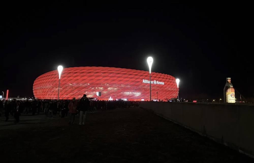 Rot erleuchtet – Allianz Arena, München