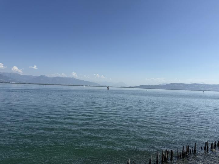 Weiter Blick über den See zu den Alpen