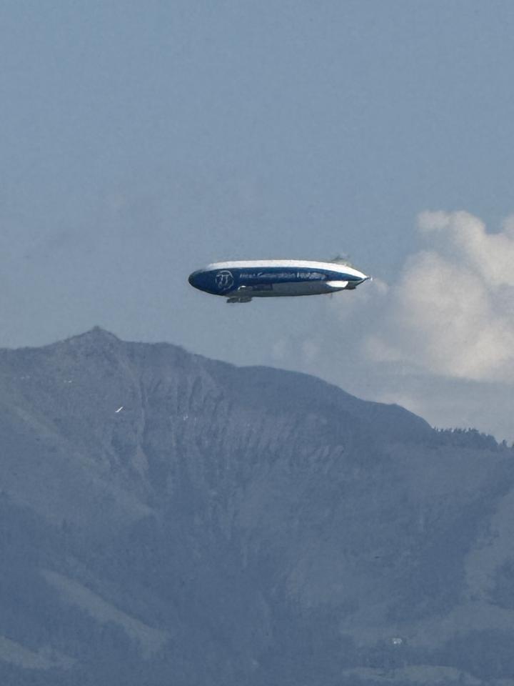 Zeppelin über den Bergen